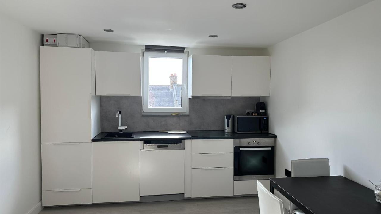 Stunning New 1 Bedroom Apartment Лондон Экстерьер фото