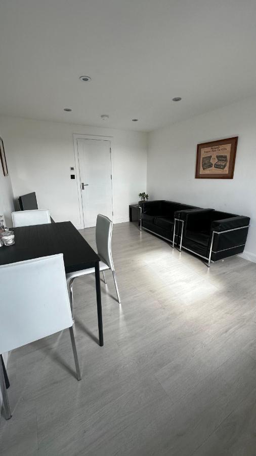 Stunning New 1 Bedroom Apartment Лондон Экстерьер фото