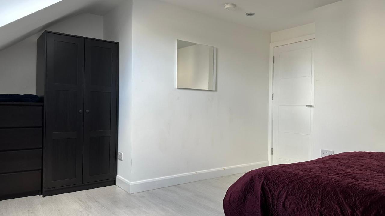Stunning New 1 Bedroom Apartment Лондон Экстерьер фото