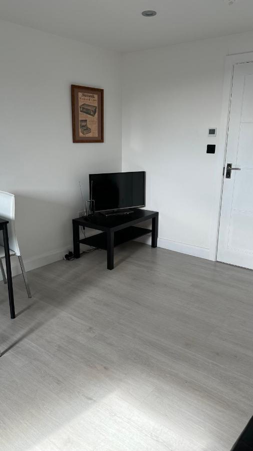 Stunning New 1 Bedroom Apartment Лондон Экстерьер фото